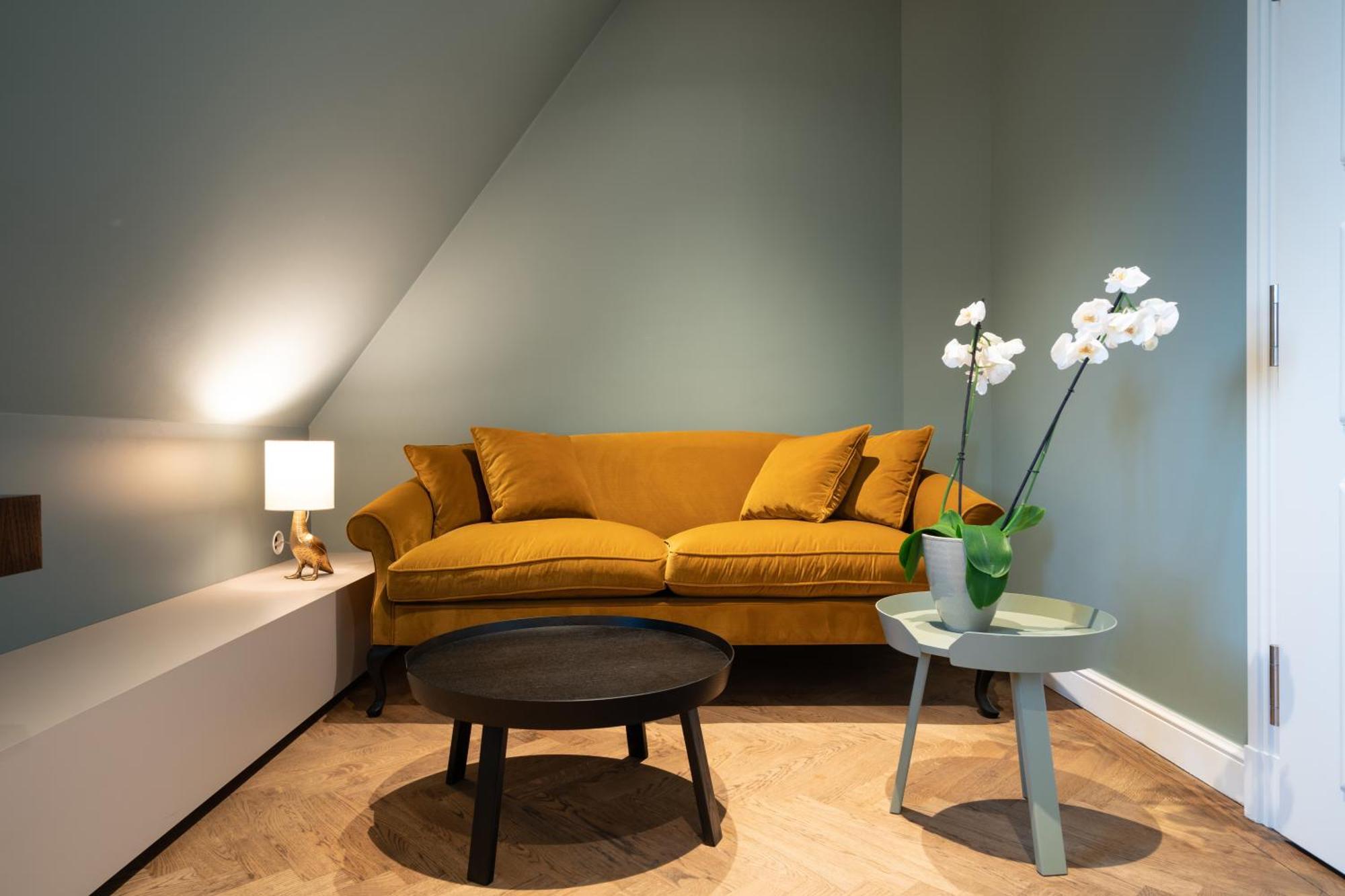Das Tegernsee Exteriör bild A living room with a sofa